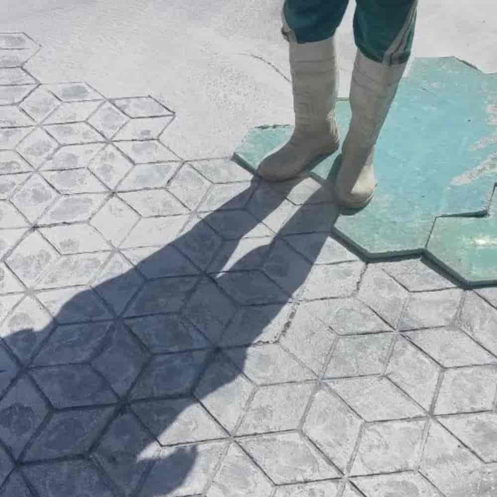 اجرای کفپوش بتن استامپی(منقش)محوطه  با هاردنر طوسی